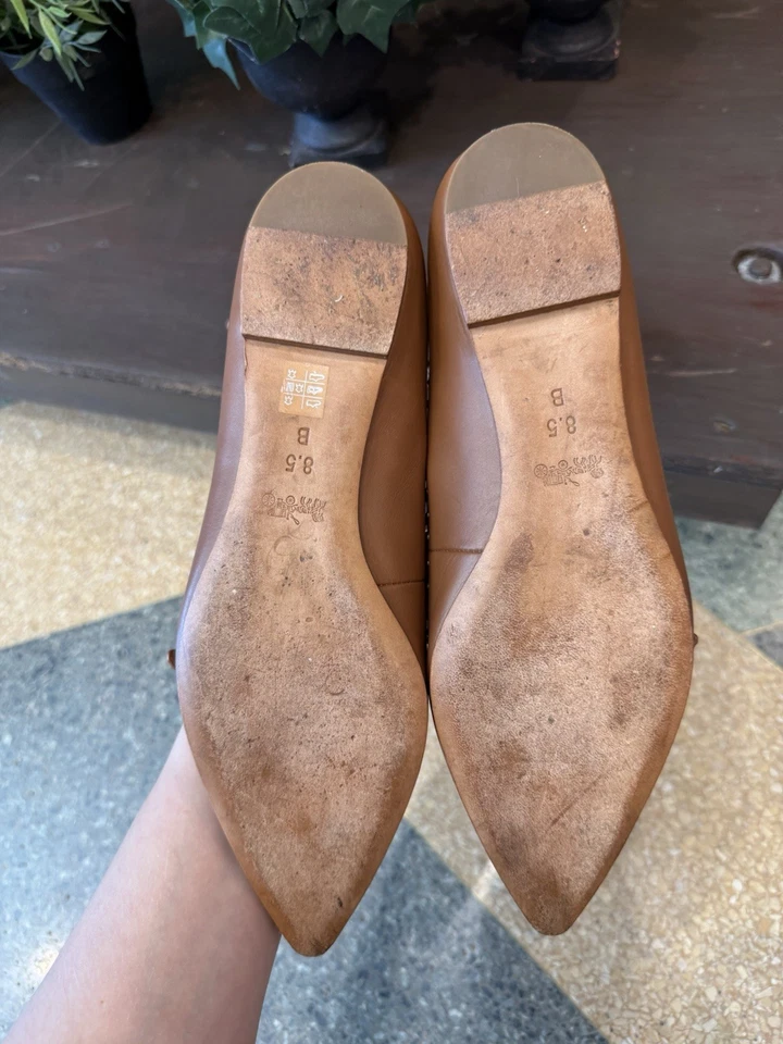 Correa plana para el tobillo Coach Jody de cuero tostado con tachuelas punta para mujer talla 8,5”  Foto 2 de 4