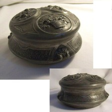 BONBONNIERE boite ETAIN AV Paris signée VILLIEN 1900 médaillon PANIER de FLEUR 