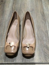 Tory Burch Shoes Womens 6 Beige Patent Leather Block Heel Pumps Logo Buckle