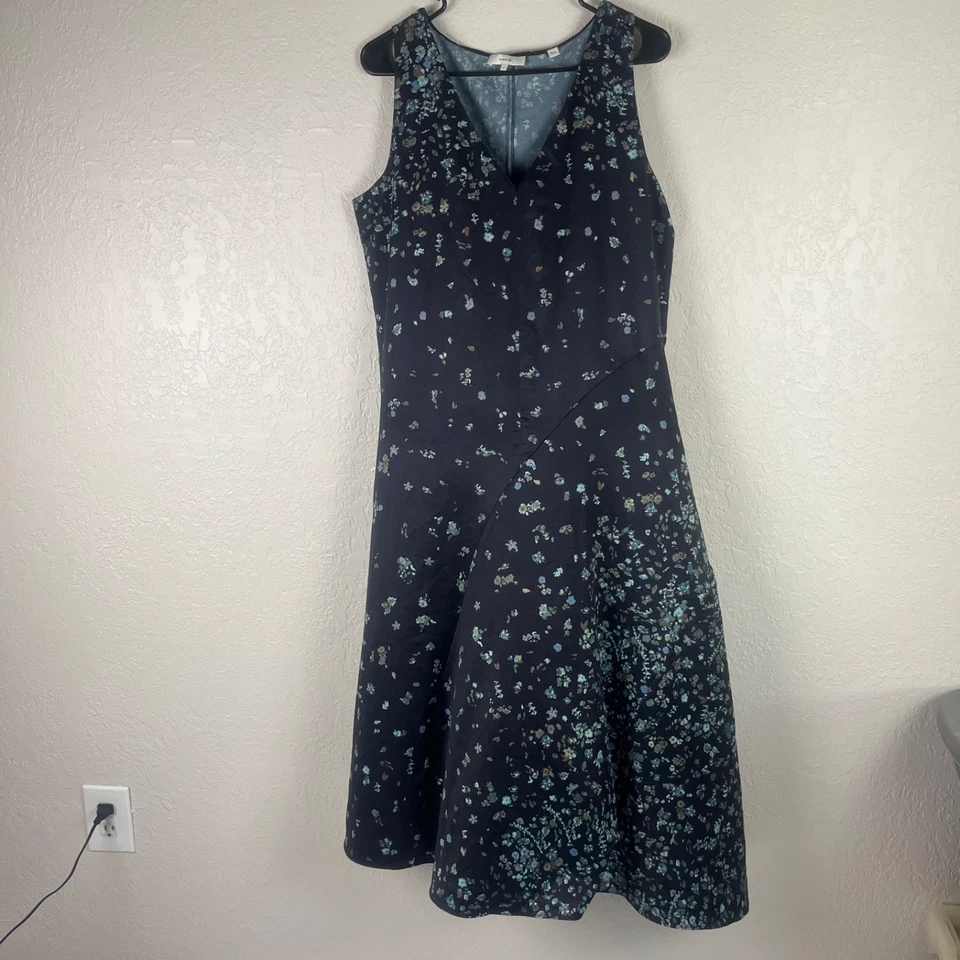 Vestido recto Vince para mujer talla grande floral satinado midi cuello en V asimétrico negro Foto 2 de 4