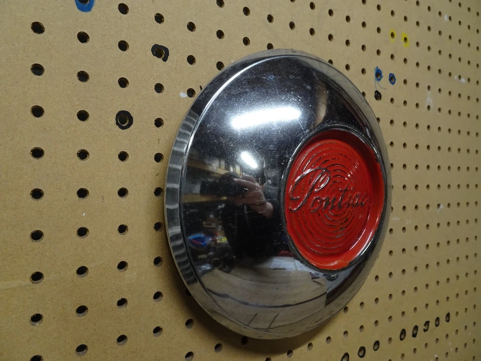 (1) OEM 1949 1950 PONTIAC CHIEFTAIN, STREAMLINER, CATALINA, TAPACUBOS DE LUJO GM Foto 3 de 4