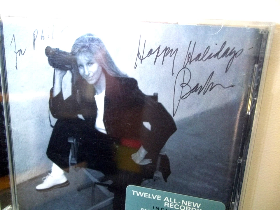 Barbera Streisand Autographed cd Album /  THE MOVIE ALBUM / framed .  15"X15" Foto 2 de 4