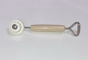 Vintage Cutter Round Roller Wheel Pie Pastry Dough Crimper Tool - Plastic Handle