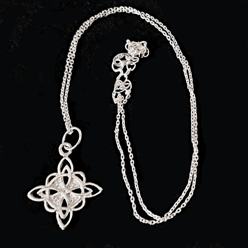 Collar Colgante Nudo de Bruja Plata de Ley con Cadena de 40 a 45 cm por alargue.