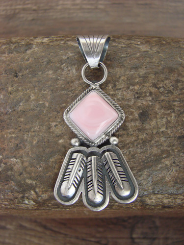 Native American Sterling Silver & Pink Conch Shell Feather Pendant by McCarthy - Afbeelding 1 van 5