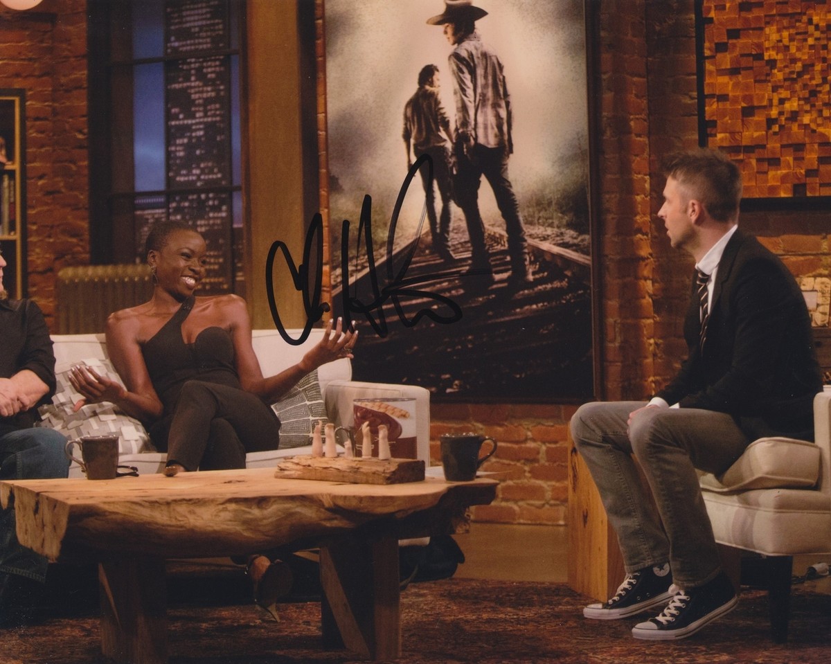 CHRIS HARDWICK SIGNED TALKING DEAD 8X10 PHOTO