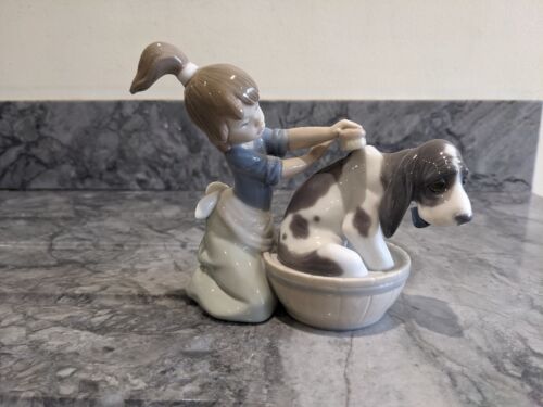 Lladro Figurine "Bashful Bather"Girl Bathing Dog Boxed and Mint Condition #5455  - Picture 1 of 9