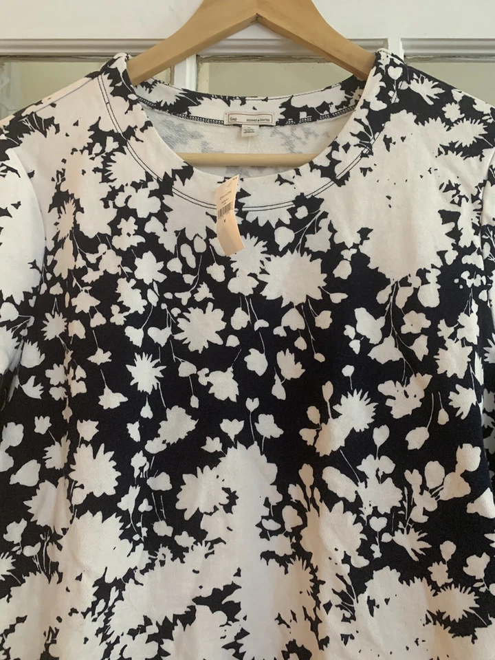 NUEVO CON ETIQUETAS GAP Sudadera Floral Blanco Azul Marino Talla Mediana Pullover Cuello Redondo 100% Algodón Foto 2 de 3