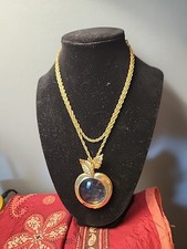 Collar de cadena larga con colgante de manzana lupa lupa vintage años 70 Avon