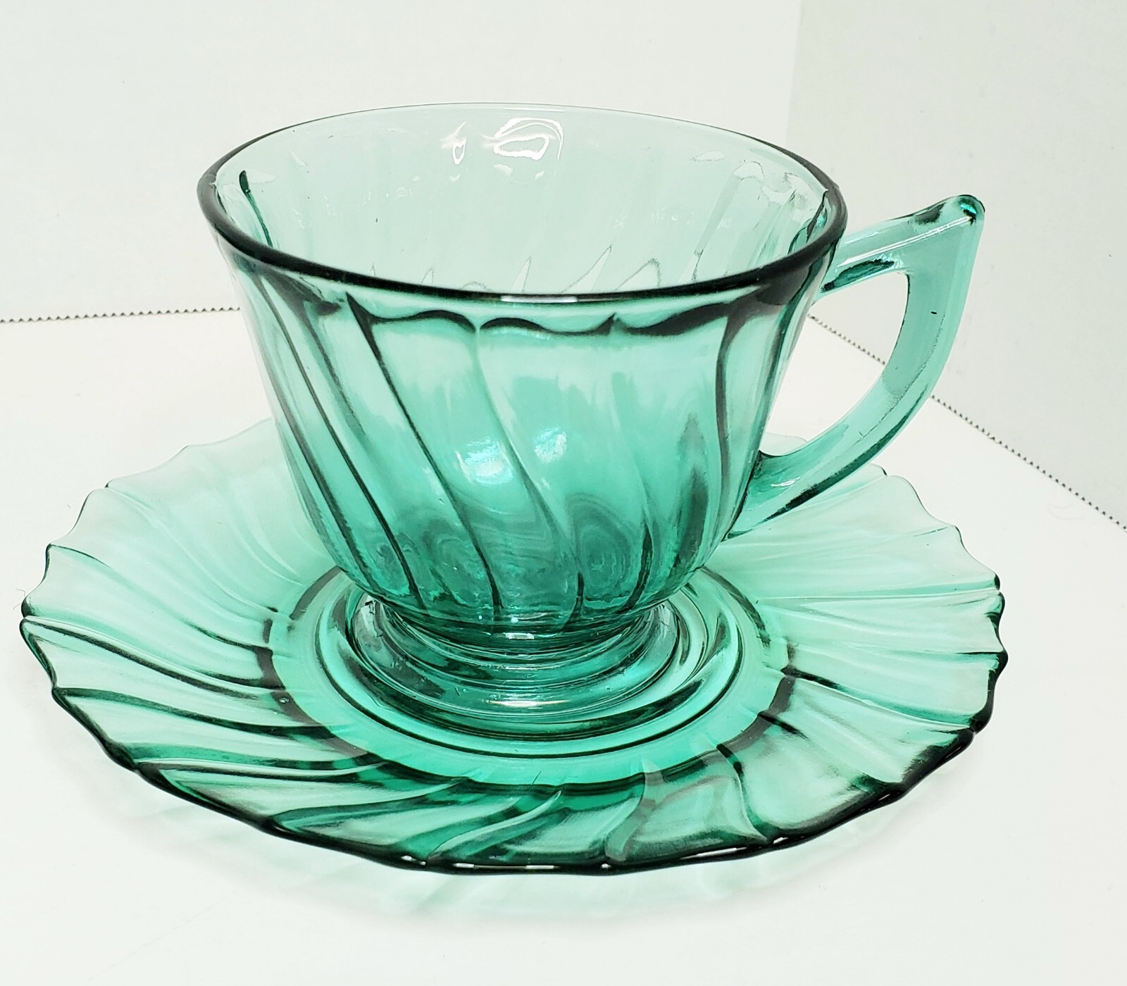 Vintage Set of 4 Jeannette Glass Green Swirl Cups And Saucers 1937