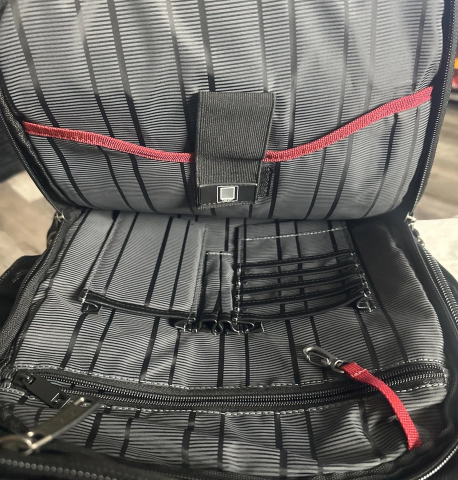 Mochila Kenneth Cole Reaction negra/roja acolchada 17” para computadora portátil y tableta  Foto 4 de 4