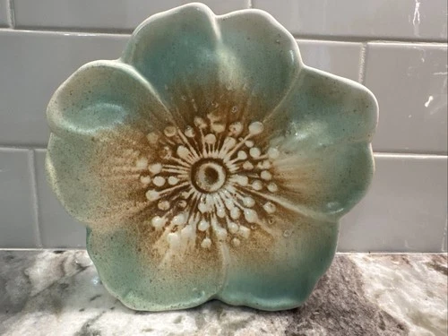 McCoy ~ Ceramic Pottery, Flower Shaped, Wall Hanging Planter, 5.75”x6”x2” PO-VG+