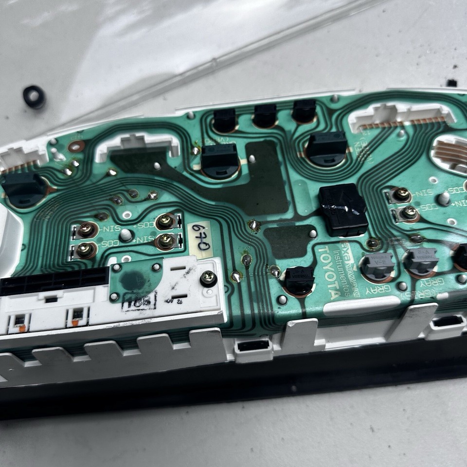 19982000 Toyota PreRunner A/T speedometer cluster gauge panel