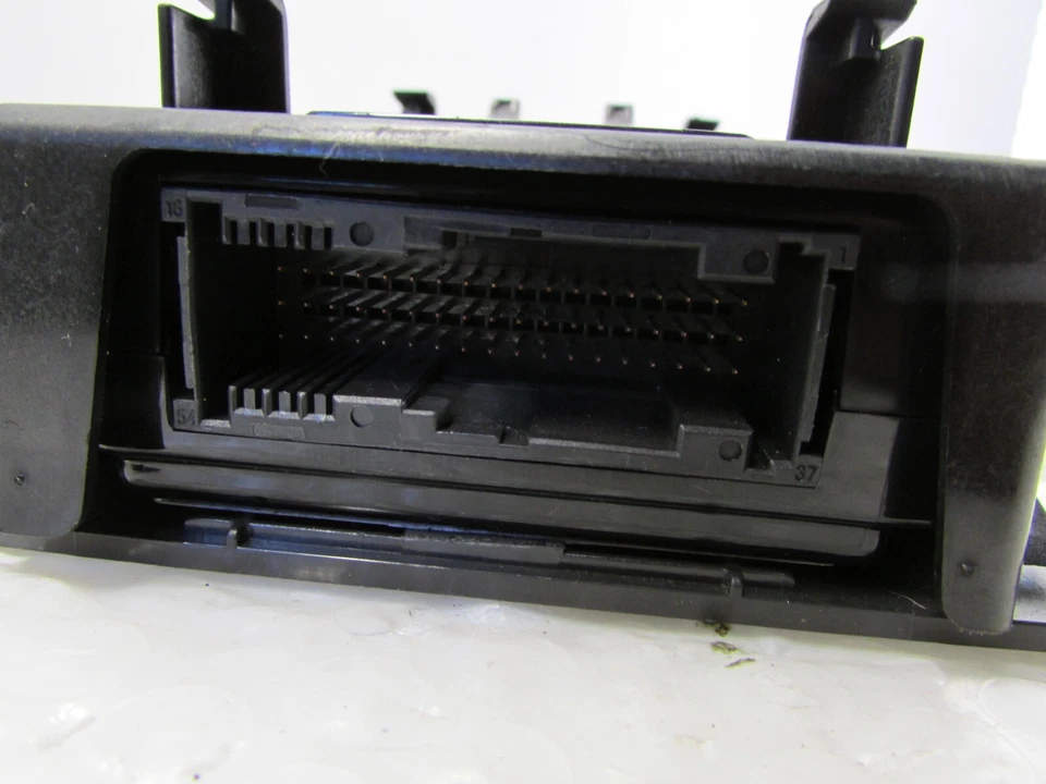 Volkswagen Jetta GLI 2015 puerto de carga OEM 5C6864531A Foto 4 de 4