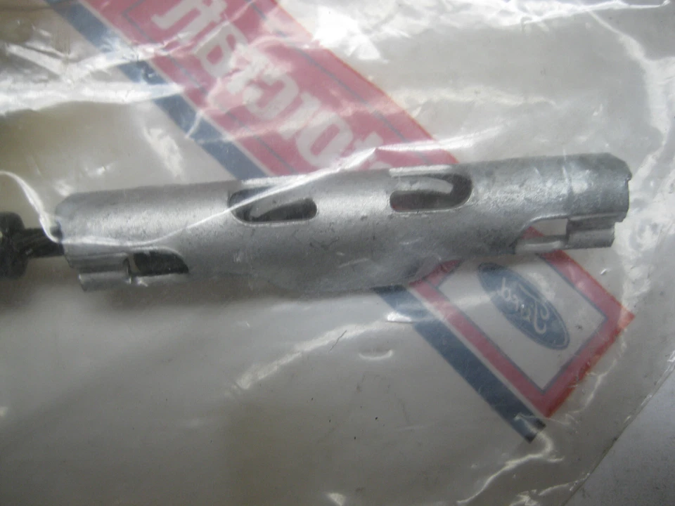 Motorcraft BRCA-8 Parking Brake Cable YS4Z-2A635-AA Foto 2 de 4