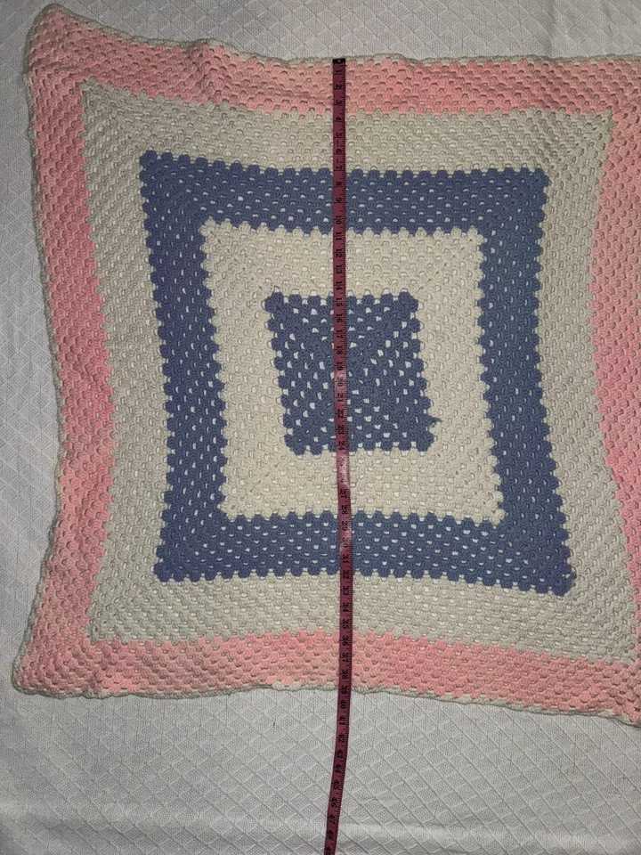 Manta de bebé de punto o ganchillo en blanco, rosa y azul Foto 3 de 4