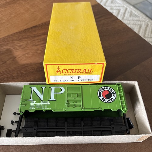 HO Accurail 3203 Northern Pacific 40’ AAR Steel Boxcar Kit NP #46141 | Zustand: New