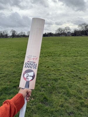SG Sunny Tonny Icon Grade 1 Cricketschläger mit GRATIS SCHUTZPAKET im Wert von £55