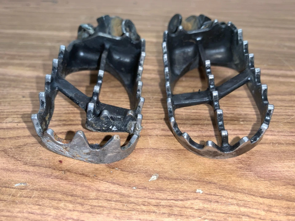 Yamaha YZ250F 2002 97-20 OEM ESTRIBERAS REPOSAPIÉS REPOSAPIÉS BRAZO IZQUIERDO DERECHO Foto 2 de 4