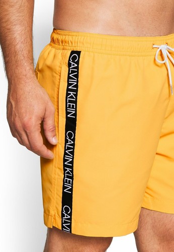 Calvin Klein costume da bagno uomo pantaloncino medio giallo, modello  KM00558 | eBay