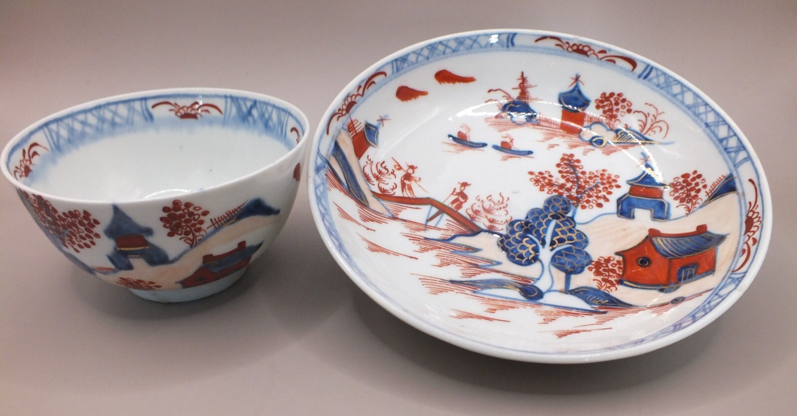 Lowestoft Porzellan Teeschale & Untertasse "Puppenhaus" Muster, um 1780.