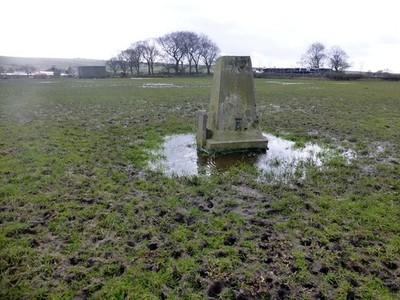 Foto A2 Duckworth Hill Trig Point Oswaldtwistle nass, nass, nass unter Foo c2014