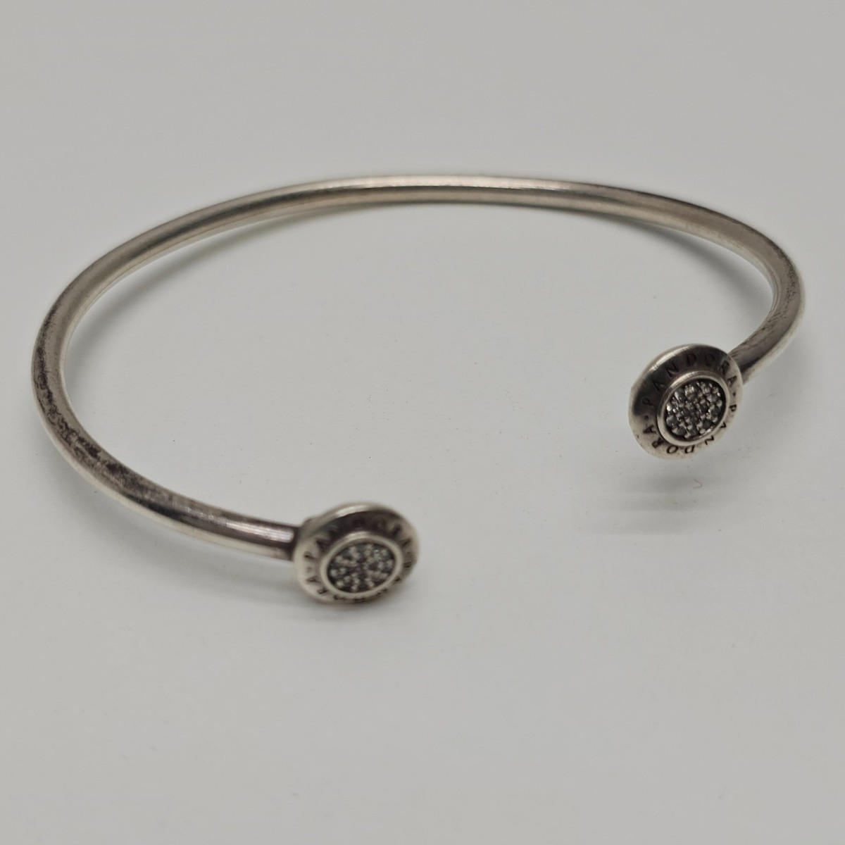 Pandora　Moments オープン バングル Pandora Moments Open Bangle Bracelet Pave Signature Caps Sterling