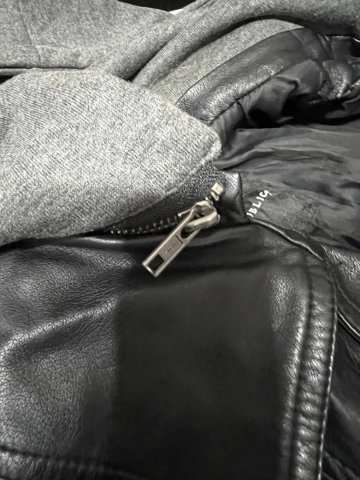 Chaqueta Rock & Republic Mujer Mediana Negra Moto Imitación Cuero Capucha Extraíble Foto 3 de 4