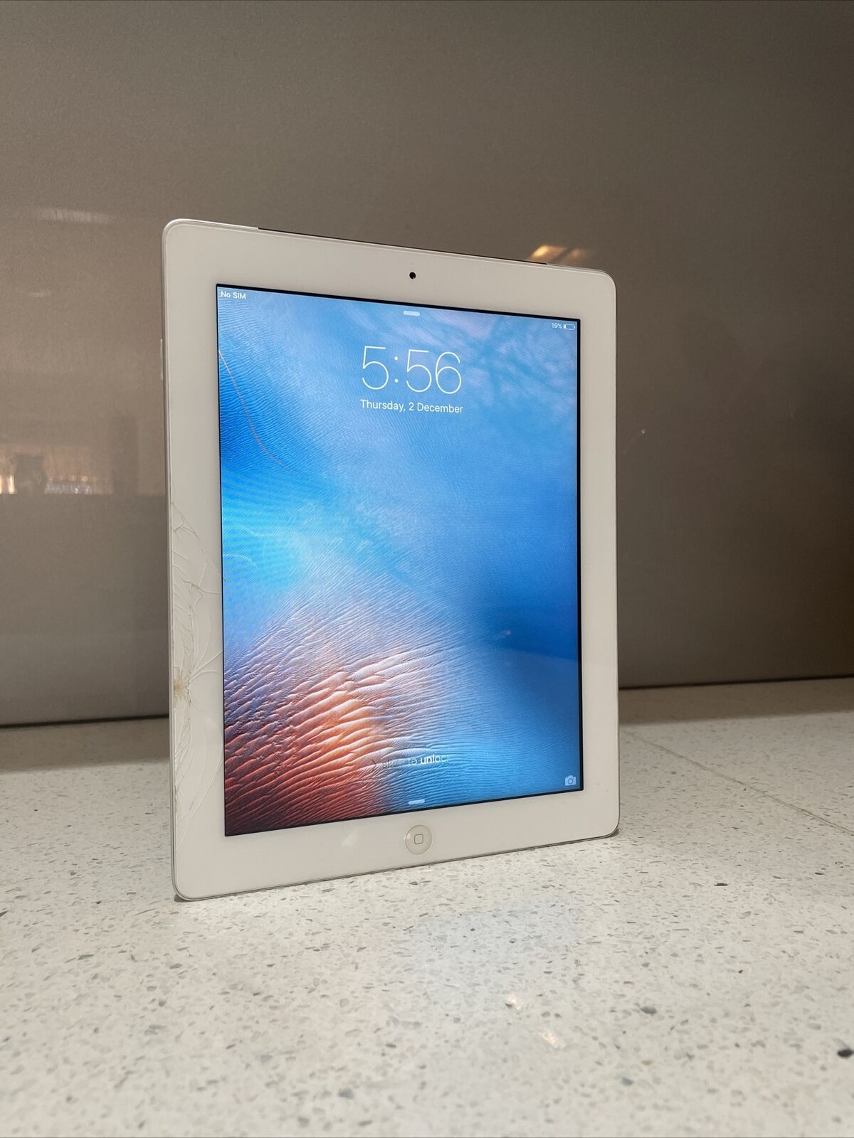 セール大人気 au iPad Air2 Wi-Fi+Cellular 32GB ゴールド MNVR2J/A ...