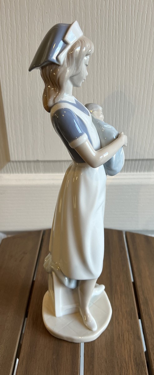 リヤドロ　NAO NEW NAO BY LLADRO NURSE #709 BRAND NEW IN BOX BABY