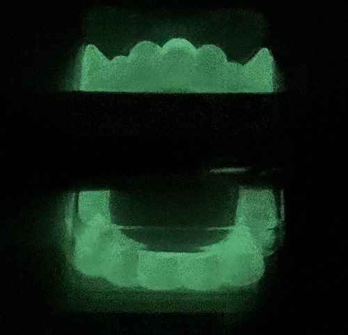 Dientes de vampiro brillan en la oscuridad y la sangre - Imagen 3 de 9