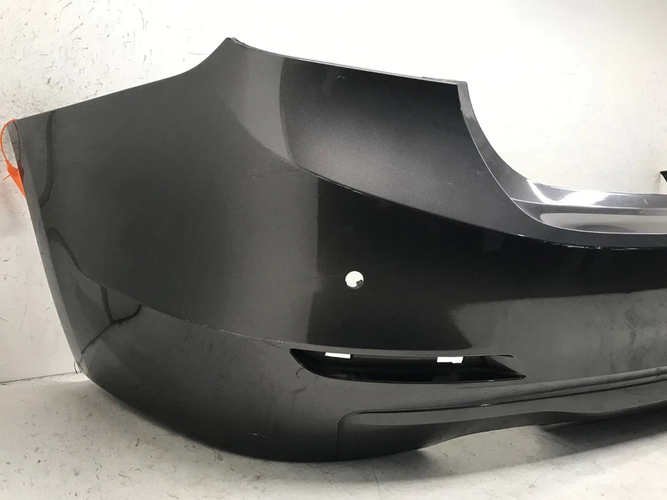 Cubierta de parachoques trasero gris BMW 320i 2012-2015 sedán tipo estándar con orificios de sensor OEM Foto 4 de 4