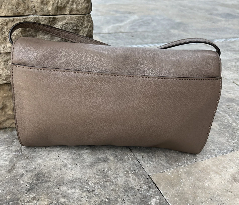 Bolso sin asas Michael Kors Beverly de gran tamaño color topo convertible de cuero Foto 4 de 4