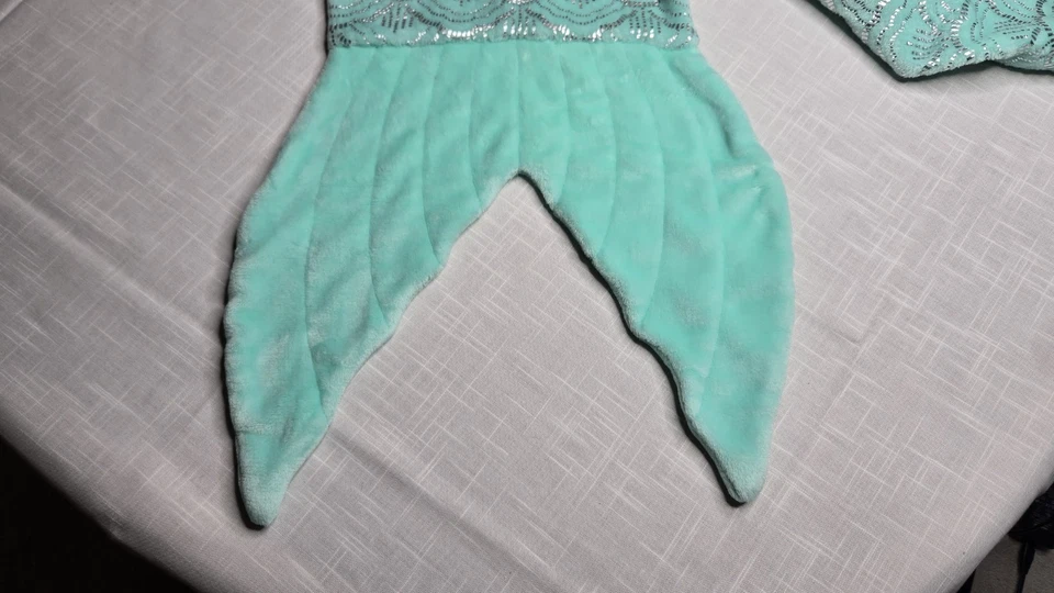 Manta de felpa de sirena Pillowfort verde y plateada suave difusa polar cálida como nueva Foto 2 de 4