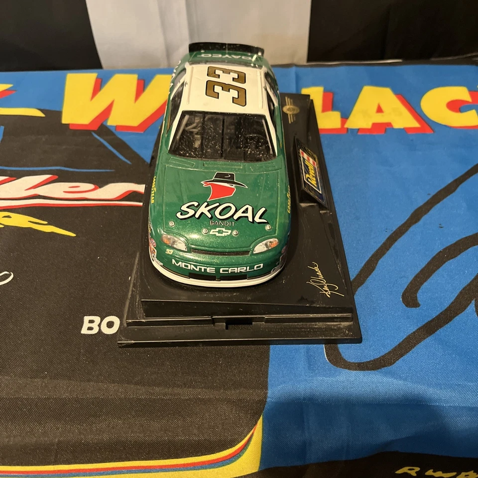 1997 Ken Schrader #33 Skoal Bandit Racing Chevrolet 1:24 NASCAR Revell  - Image 2 of 4
