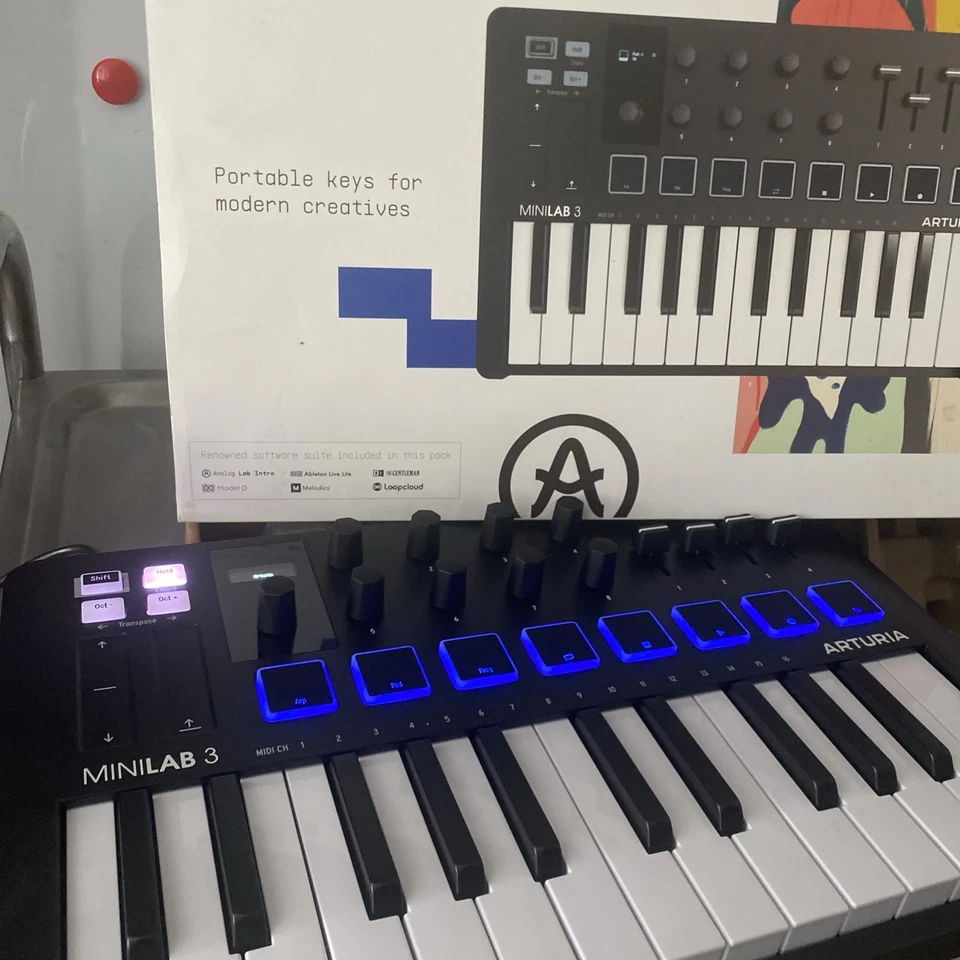 Arturia MiniLab 3 - 25 Key MIDI Keyboard - Black - Image 3 of 4