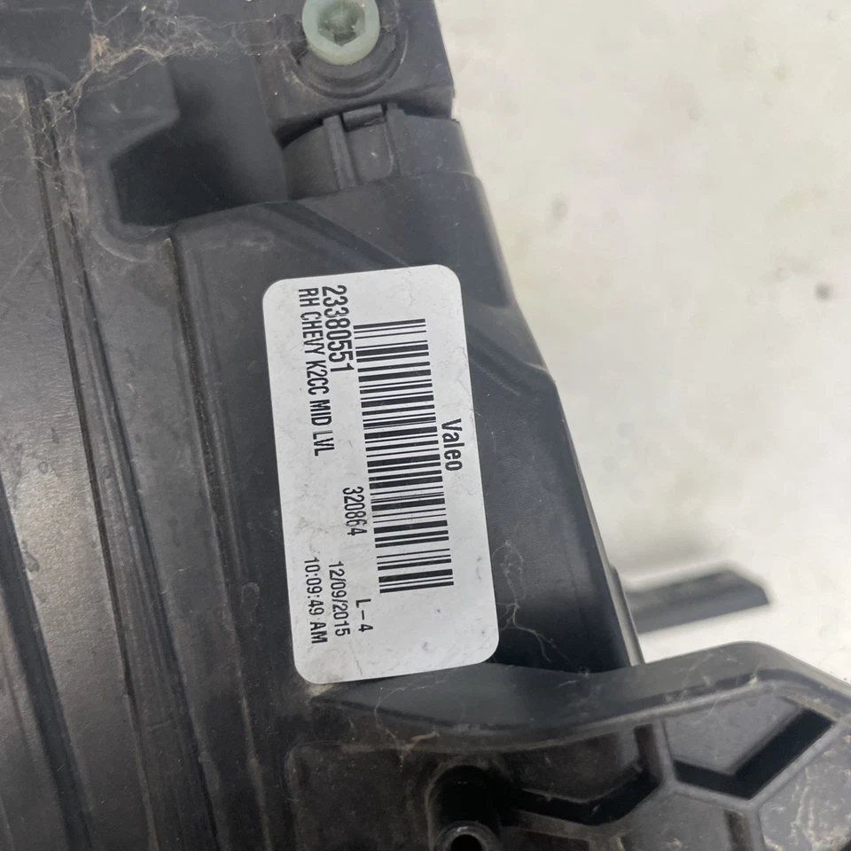 Faro derecho pasajero Chevrolet Silverado 1500 2014 2015 OEM 23380551 Foto 2 de 4