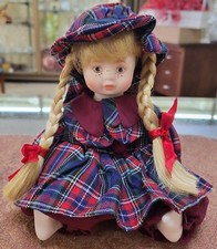 20PZ BAMBOLA DI PORCELLANA, VESTITINO SCOZZESE, TRECCE, 22 CM, BOMBONIERA
