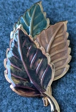 Vintage gold tone tri color three fall leaves brooch pin green brown purple leaf