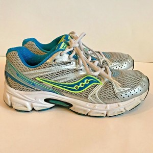 tenis azul e amarelo