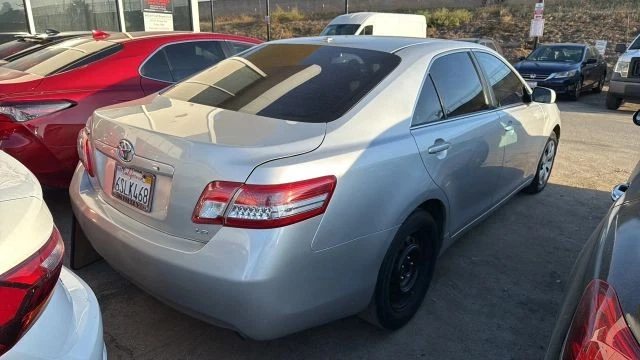 Toyota Camry LE 2010 sedán 4P Foto 2 de 4