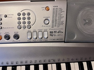 Yamaha PSR E303 Electronic Keyboard Piano Synthesizer w/AC Adapter