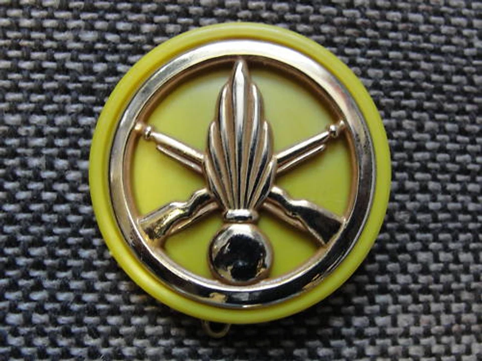 macaron plastique jaune pour insigne béret Infanterie