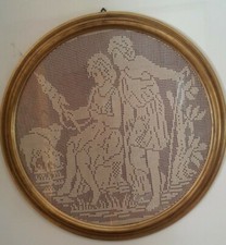 QUADRO AD UNCINETTO RAFFIGURANTE FIGURE -CON CORNICE DORATA -FATTO A MANO- USATO
