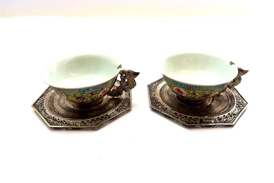 Par de juegos de tazas y platillos chinos FAMILLE ROSE de colección con asas de dragón de metal Foto 2 de 4