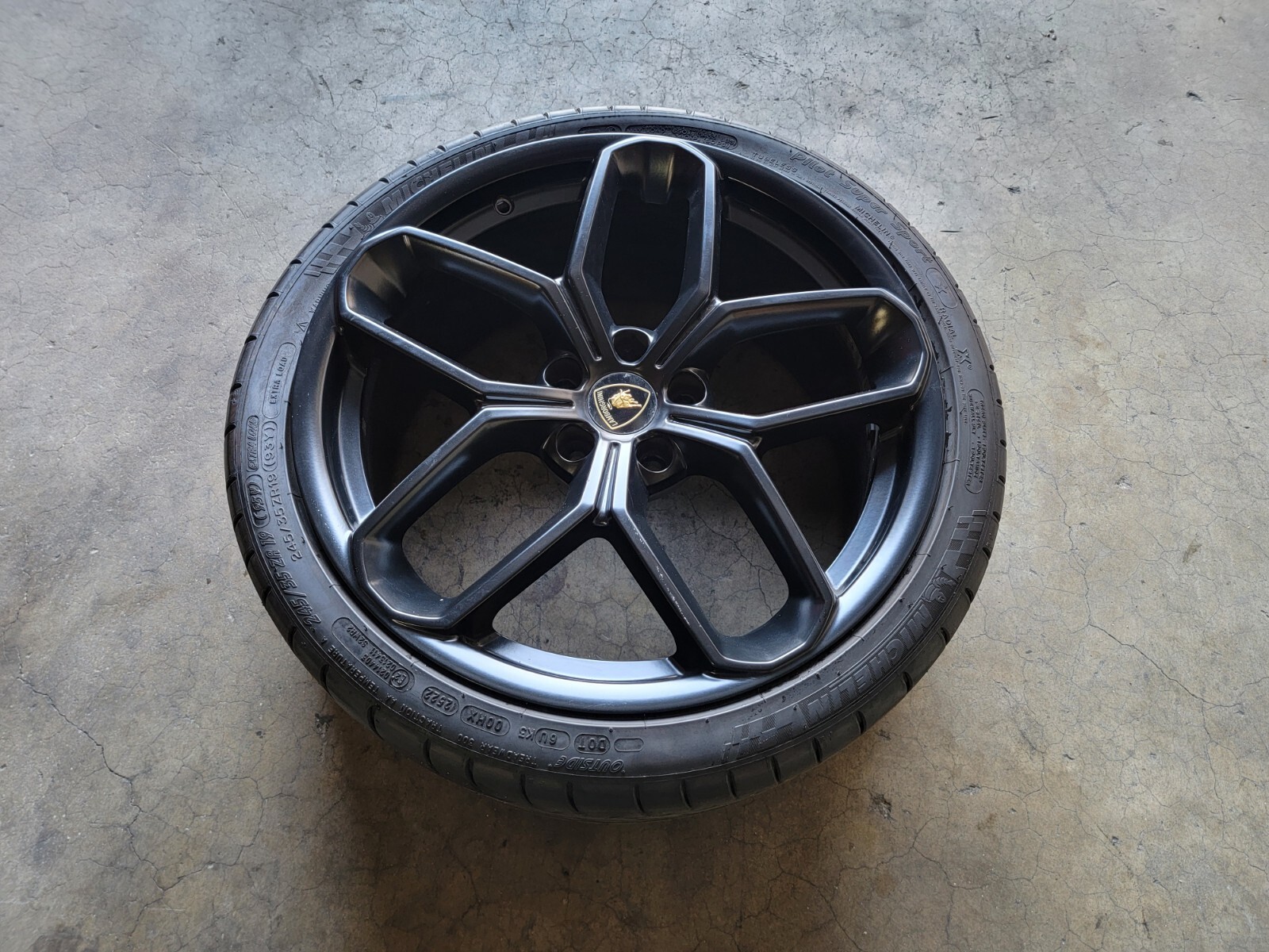 LAMBORGHINI HURACAN LP580 KARI FRONT WHEEL RIM WITH TIRE OEM 4T0601017 BLACK