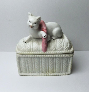 ANTIQUE 1800s GERMANY FAIRING White Cat on Basket Lid RARE PORCELAIN TRINKET BOX