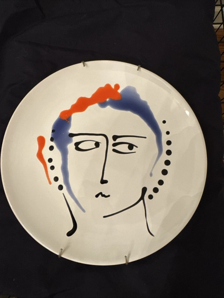 Hay un total de 8 platos. Todas las placas vienen con perchas para platos. Foto 2 de 4