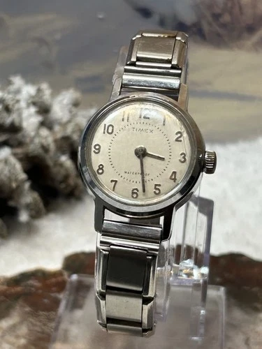 Vintage Women’s Silver Tone Timex Manual Wind Watch. Runs Well