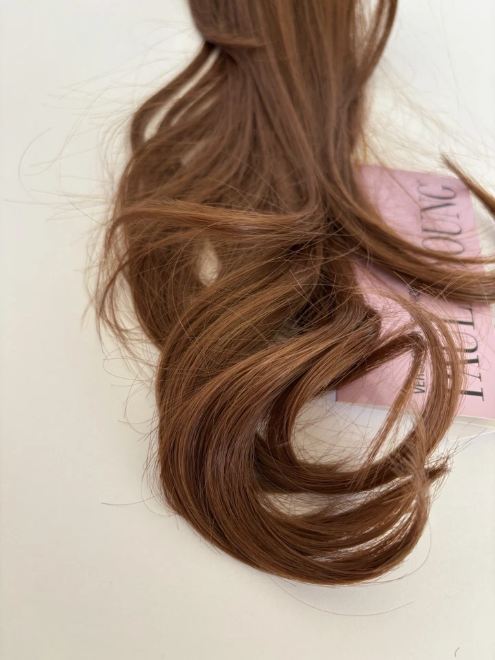 Clip de extensión de cabello Paula Young cola de caballo fluido color castaño rojizo medio A0997 Foto 2 de 4